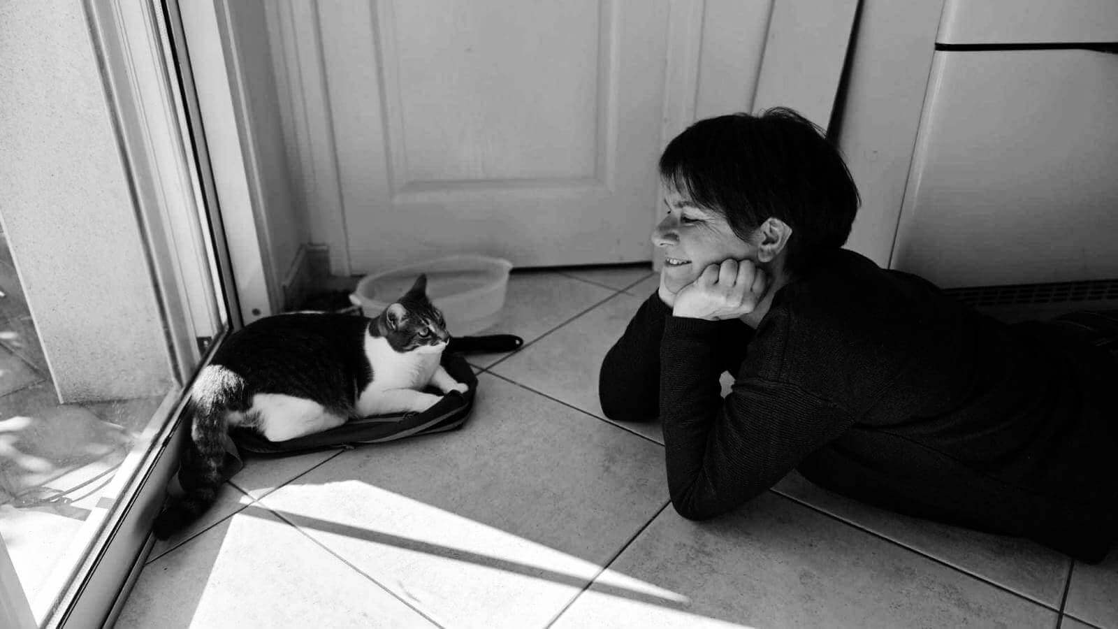 Valérie Pinçon, comportementaliste spécialiste du chat, en interaction bienveillante avec un chat, illustrant son approche attentive et personnalisée.