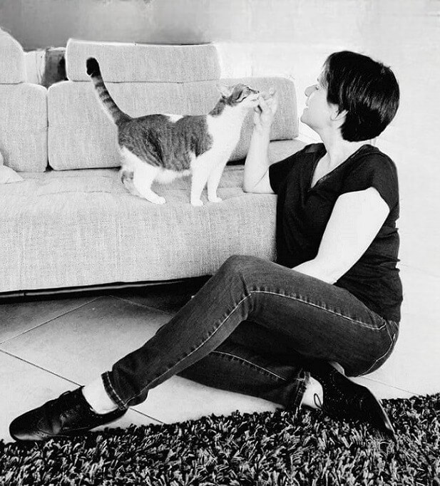 Valérie Pinçon, comportementaliste spécialiste du chat à Nantes, lors d’une interaction respectueuse avec un chat.